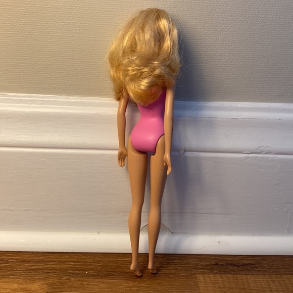 Beach Barbie in Pink - Picture 5 of 7
